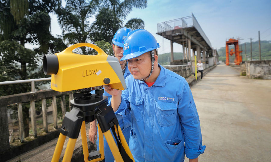 近日，在廣西河池廣西水電集團宜州電廠運營的拉浪水電站現場，工作人員正在進行大壩觀測。