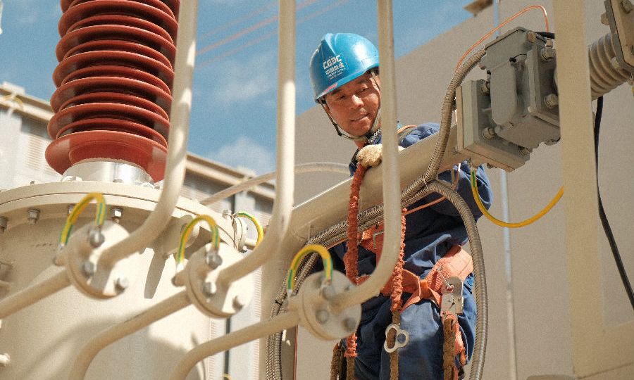 近日，在四川涼山西南院設計的雅中換流站現場，施工人員進行高抗安裝。