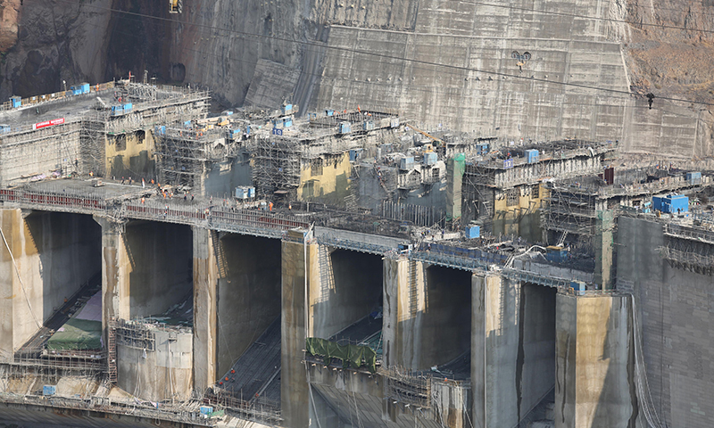 圖為4月27日，工人在白鶴灘水電站進行施工作業。新華社發（梁志強 攝）