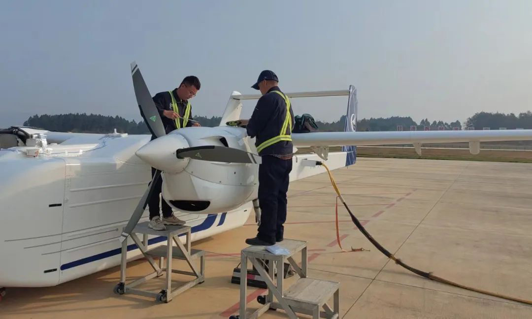 HH-100航空無人運輸系統由西飛民機自主研發，采用“主機+供應商+戰略合作伙伴”的研制模式，機體結構、系統成品等由航空工業內部單位和民營企業配套。飛機最大起飛重量2000千克、商載能力700千克、滿載航程520千米、最大巡航速度300千米/時、最大使用高度5000米，可應用于多種復雜作業場景，兼具成本低、噸位大、商載高、全國產的特點。