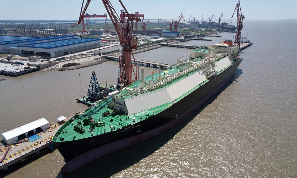 5月15日，我國最大規模LNG（液化天然氣）運輸船建造項目——中國海油液化天然氣運輸船項目首制船“綠能瀛”號在上海市長興島成功交付，標志著我國新建大型液化天然氣運輸船取得新進展。“綠能瀛”號總長達299米，寬度46.4米，一艘船的用鋼材量達到25000噸。甲板面積相當于3個標準足球場，可裝載17.4萬立方米液化天然氣，能夠滿足700萬個家庭一個月的用氣需求。