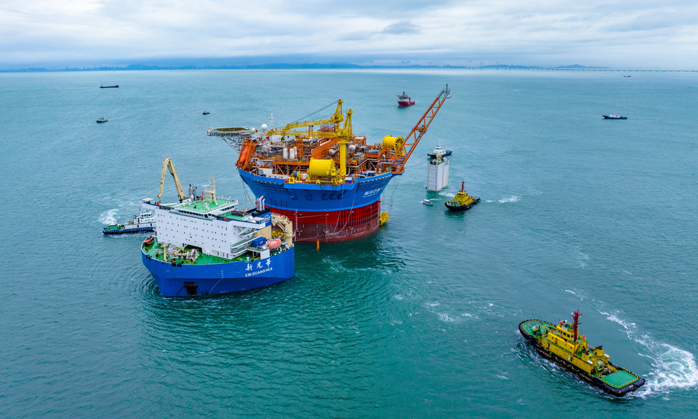 “海葵一號”是集原油生產、存儲、外輸等功能于一體的高端海洋裝備，包括船體和上部功能模塊兩部分，由近60萬個零部件組成。面積相當于13個標準籃球場，最大儲油量達6萬噸，按照百年一遇惡劣海況進行設計，設計壽命30年，可連續在海上運行15年不回塢。圖為“海葵一號”進行浮卸作業。