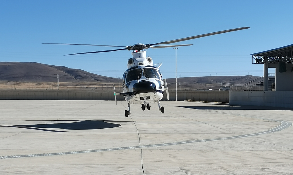 近日，航空工業研制的“吉祥鳥”AC312E民用直升機先后在西藏朋康機場（海拔3600米）、那曲起降點（海拔4500米）完成起降能力驗證和高原轉場飛行，以及那曲起降點規定重量的無地效懸停試飛。