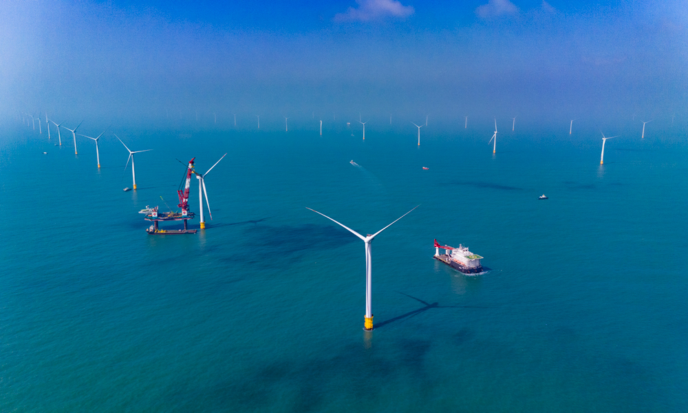 項目建設過程中，南方分公司汕頭海上風電公司面對海域海況復雜、設備供貨緊張、協調難度大、施工窗口期短等困難，施工安全高效，刷新了國內同類型海上升壓站安裝、大兆瓦風機吊裝施工紀錄，不到2個月完成11.4公里送出工程自主建設。