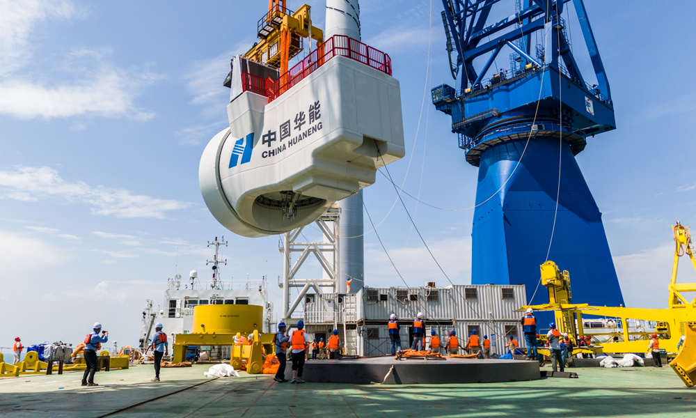 華能勒門（二）海上風電項目創造了多個“全國第一”，填補了多項技術應用的行業空白。首次示范應用由中國華能牽頭研制的11兆瓦國產化直驅型海上風電機組，創新采用220千伏電壓等級全球截面最大的銅芯平滑鋁護套電纜系統，首次示范應用66千伏濕式輕型海纜等新技術，建設了國內首個5G雙域安全專網、一體化智能感知監測系統，打造“安全智慧、環境友好”型海上風電示范項目，為后續海上風電創新發展提供了可借鑒、可復制的華能樣板。