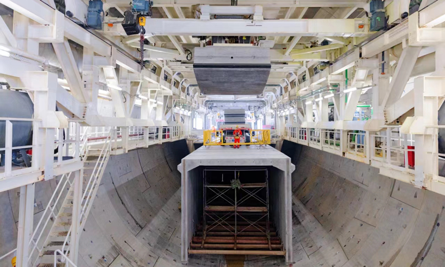 濟南黃河濟濼路北延工程，起自濟濼路隧道敞開段，終點至國道308線，全長4383米，設計為公軌合建雙洞隧道，上層為雙向六車道公路，下層預留軌道交通空間。以盾構隧道方式下穿邯濟鐵路、鵲山水庫，盾構段長2045米，管片外徑15.2米，盾構機刀盤開挖直徑15.76米，為目前國內在建最大直徑公軌合建隧道。圖為隧道施工現場。