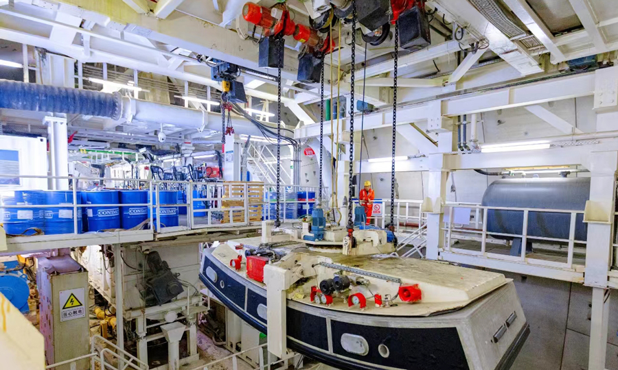 工程具有深基坑、淺覆土、大直徑、長距離、高風險等特點。中鐵十四局項目團隊對盾構機刀盤、沖刷系統等進行了針對性升級和優化，工效提升了20%，最高日進尺18米，最高月進尺332米，成型隧道不滲不漏，內實外美。圖為隧道內管片轉運現場。