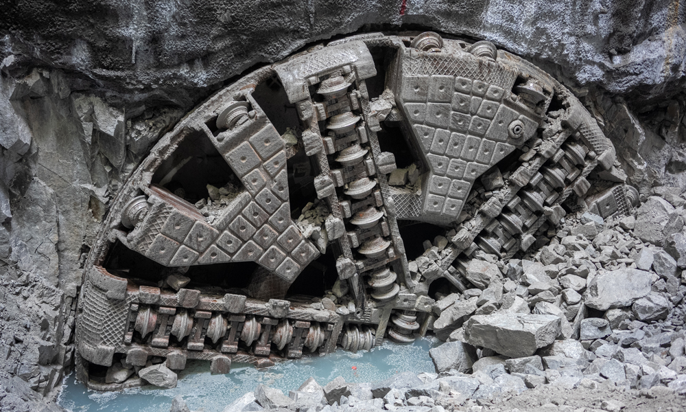 近日，隨著“深灣一號”盾構機刀盤破土而出，順利抵達接收工作井，由中國鐵建所屬中鐵十四局承建的穗莞深城際鐵路深圳機場至前海段機固區間右線順利貫通，標志著國內城際鐵路最長海底盾構隧道實現首線貫通。圖為貫通現場，“深灣一號”盾構機刀盤破壁而出。