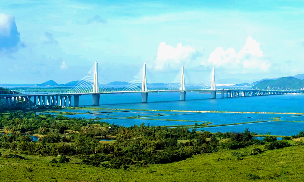 珠海西江公鐵大橋起自廣東省珠海橫琴新區，終于珠海機場東路，是珠三角入海口上建設的第一座公鐵兩用大橋，采用多塔鋼構體系公鐵同層斜拉橋結構，這在國際上屬于首次應用。主橋全長1371.8米，橋面總寬49.6米，主跨為3*340米的公鐵同層挑臂式鋼箱梁4塔斜拉橋，中間為時速160公里的雙線城際鐵路，兩側為時速100公里的雙向六車道高速公路。