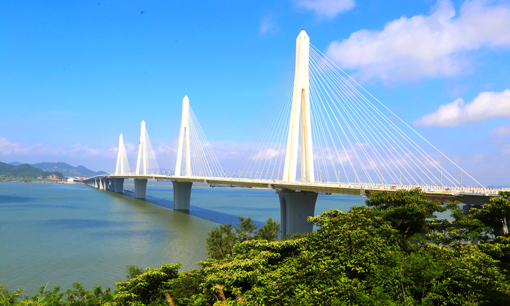 大橋橋塔采用四柱式鋼塔，塔高106.8米，重達2700噸，采用空中豎轉技術。針對這一施工難點，項目團隊針對鋼塔整體豎轉提升系統、智能監測指揮系統和精確對位保障系統等進行課題攻關，將豎轉過程分為73個步驟，最終將水平放置的鋼塔起吊空中翻轉至鉛垂狀態，再吊運至橋墩上方就位。