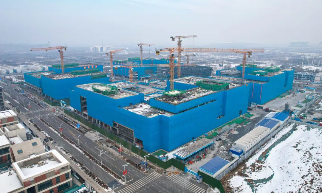 由中建二局承建的國家電網能源互聯網產業雄安創新中心項目，總建筑面積約19.8萬平方米，包含4棟產業科研樓、1棟會議展示中心。該項目是雄安新區首個全智慧園區和直流零碳建筑，建成后將成為國際領先的新興產業創新中心，服務“雙碳”示范中心和創新成果展示中心，助力雄安新區搶占能源互聯網科技制高點，構建現代產業體系，打造國際領先的零碳園區和能源互聯網技術策源地。