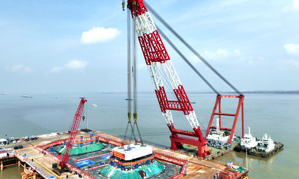 據悉，張靖皋長江大橋的建設將實現超大跨度懸索橋主纜自平衡結構體系等六項“世界首創”、最長高強度主纜等六個“世界之最”。大橋建成后，對于落實長三角區域一體化發展和長江經濟帶發展國家戰略、優化長江干線過江通道布局、完善區域路網布局、促進跨江融合發展、建設高水平揚子江城市群等具有重要意義。