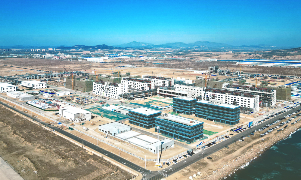 焊槍下火花飛濺，工地上機械轟鳴，塔吊往來運送不停歇……近日，在中國中化旗下揚農葫蘆島大型精細化工項目工程建設現場，各項施工工程開足馬力，項目組全體工作人員干勁十足，力爭早日完成建設任務。