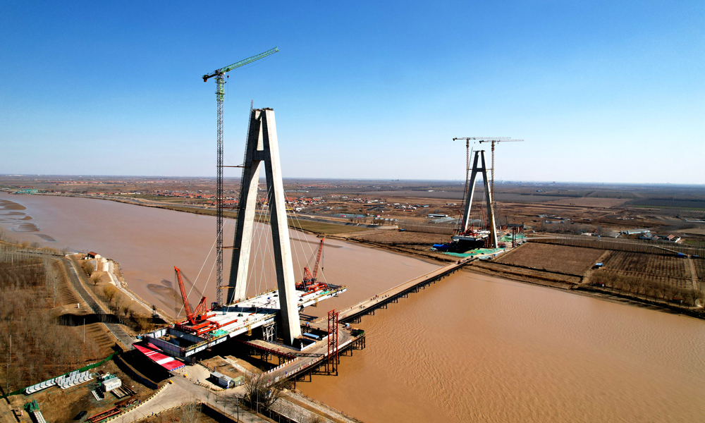 3月13日，中鐵十四局參建的黃河三角洲跨徑最大的A字型斜拉橋——山東東營東津黃河大橋主梁架設和斜拉索同步施工推進，約200名建設者協調配合，已完成斜拉索安裝16根，主梁架設懸臂48米。