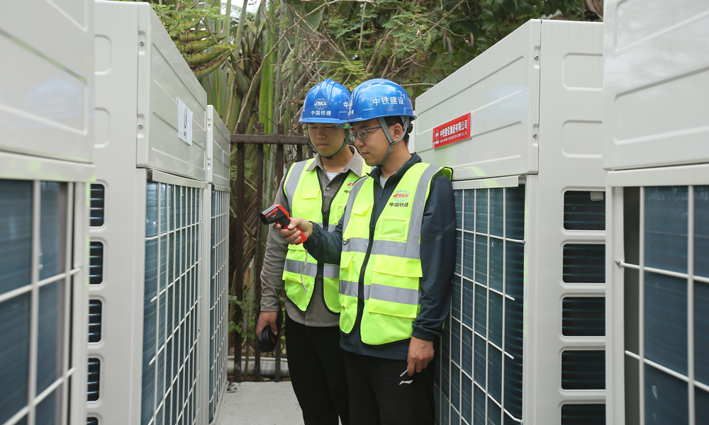 目前，博鰲近零碳示范區正在進行最后的設備調試工作，全力保障博鰲亞洲論壇2024年年會順利召開。圖為中鐵建設運維工程師檢測光伏直驅變頻多聯機工作狀態。