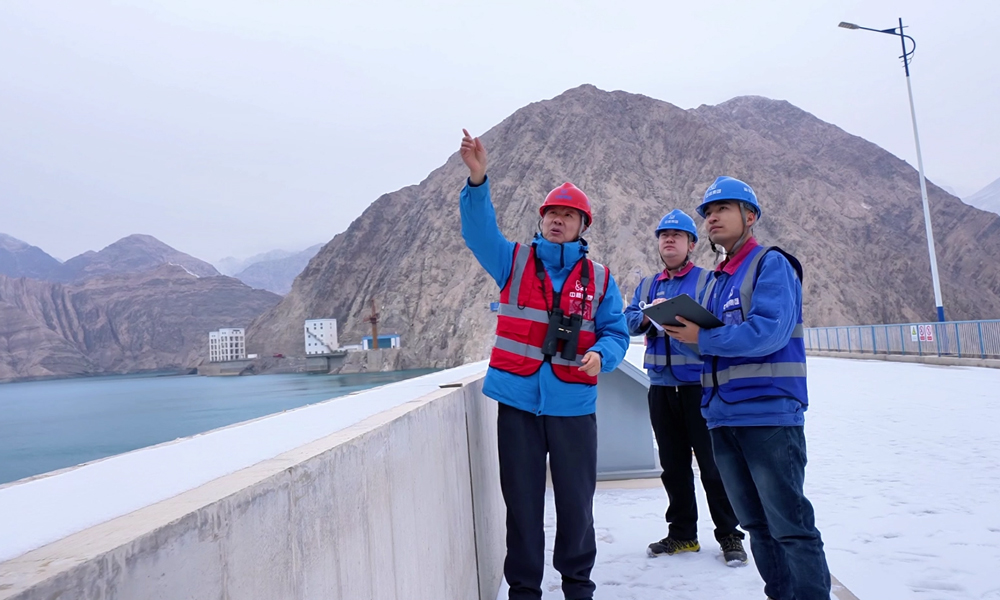 據了解，今年阿爾塔什水利樞紐春灌引水指標4.8553億立方米，阿爾塔什水利樞紐結合自身實際，科學編制水庫調度計劃，統籌制定應急保障措施，全力以赴完成年度供水任務。圖為阿爾塔什水利樞紐工作人員提前對大壩開展巡檢。