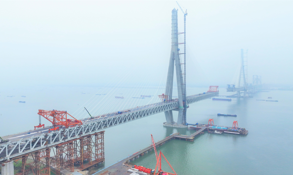 主航道橋邊跨鋼梁合龍涉及工序復雜，施工難度大，精度要求高。邊跨合龍的最后距離為1.1米，已架設的Z0—Z13鋼梁總長190米，總重超過1萬噸，合龍精度要求控制在2毫米以內。建設者使用BIM系統和現場實測數據模擬合龍前狀態，確定合龍前線形調整值。在具體頂推合龍中，建設者布置了32臺千斤頂。為使千斤頂有序協作，它們被編為豎向、橫向、縱向三個組，通過智能同步控制系統控制。最后1.1米頂推，萬噸鋼梁走出了0.6米、0.4米、0.1米的“小碎步”。