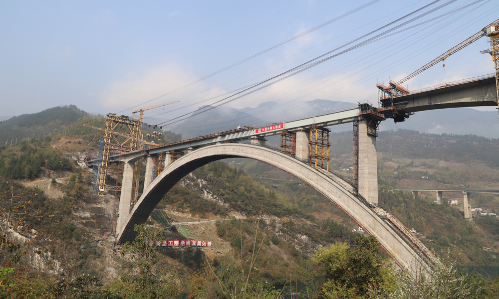 黃草烏江雙線大橋是一座上承式勁性骨架鋼筋混凝土拱橋，全長593.65米、主跨275米。目前大橋已完成第一聯鋼梁橋面板施工，正在進行第二聯鋼梁橋面板鋼筋安裝，引橋已完成懸臂段澆筑，正在進行合龍段施工，總體工程累計完成90%。清水坪烏江大橋為國內首座雙Y型單拱肋主拱結構無砟軌道高速鐵路橋梁，全長804.6米，主跨240米。目前，主體結構已全部完成，正在進行橋面附屬電纜槽支架、接觸網施工。