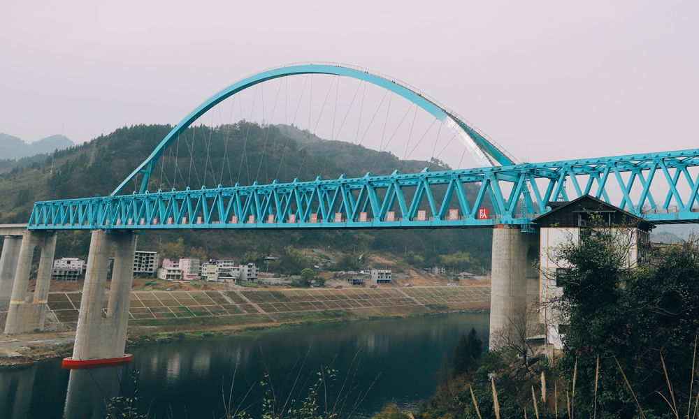 重慶至黔江鐵路是國家規劃“八縱八橫”高鐵網中廈渝通道的重要組成部分，是重慶“米”字型高鐵網中東南向高鐵通道，經過地形地質條件復雜，區域內廣布巖溶、瓦斯、采空區、斷層破碎帶等不良地質，數次橫跨烏江天險，施工風險高，具有很強挑戰性。項目建成通車后將填補渝東南武陵山區城鎮群高鐵空白，實現重慶主城都市區與渝東南武陵山區城鎮群1小時高鐵聯系，提升重慶對周邊地區輻射帶動作用。