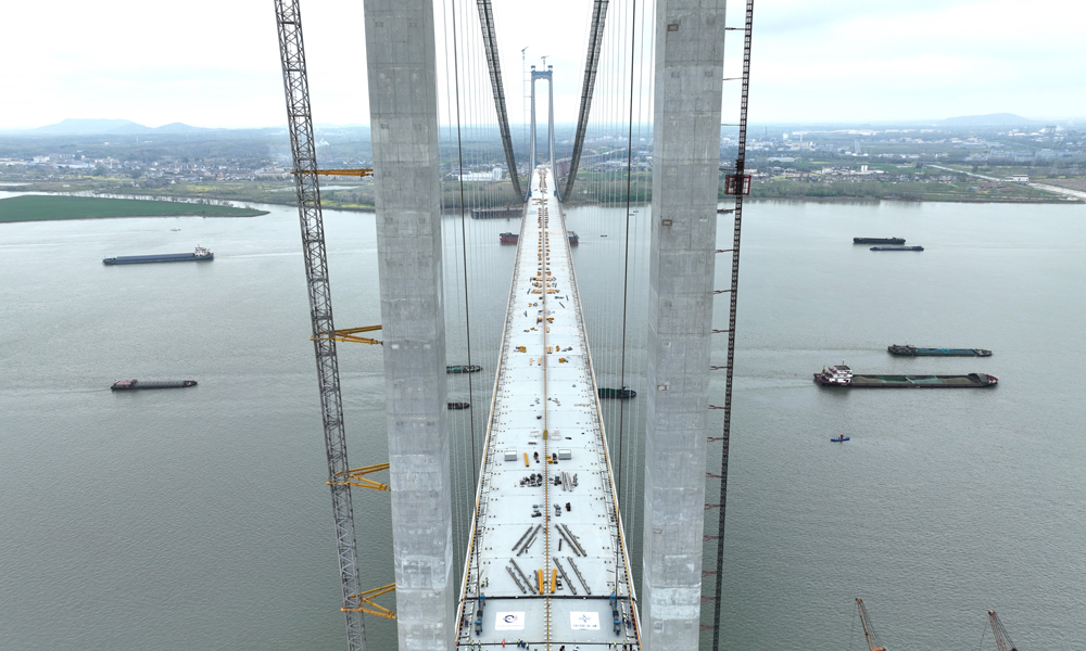 近日，隨著主橋最后一根吊索連接成功，由中國中鐵旗下中鐵大橋院設計、施工監控，中鐵工業參建的世界級跨江工程龍潭長江大橋主橋合龍，大橋施工進入收尾階段。