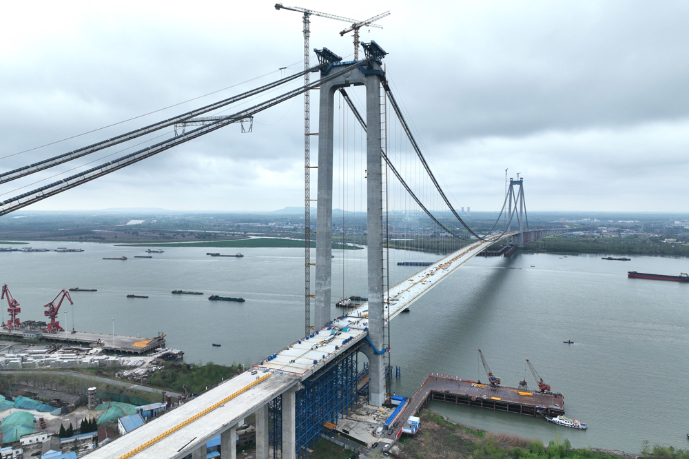 龍潭長江大橋起自江蘇儀征境內江北長江大堤，向南跨越長江，經南京龍潭，止于338省道，全長4925米，按雙向六車道高速公路標準建設，設計速度100公里/小時。主橋采用雙塔單跨鋼箱梁懸索橋，主跨1560米，一跨過江，跨徑位列世界第九。全橋共計110個鋼箱梁節段，采用正交異性橋面板流線型扁平鋼箱梁結構，其中鋼箱梁首節段總重達415噸，是全橋最重的節段。