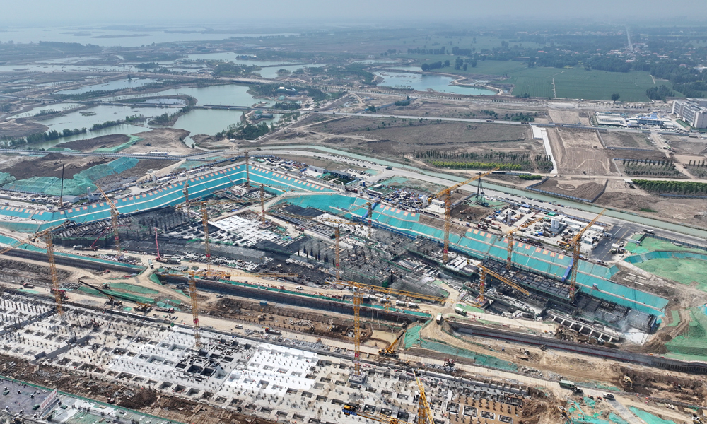 雄忻高鐵是我國“八縱八橫”高速鐵路網京昆通道的重要組成部分，線路東起京雄城際鐵路雄安站，西至大西高鐵忻州西站，正線全長342公里，設計時速350公里。圖為雄忻高鐵雄安地下段及相關配套工程四標段建設現場。