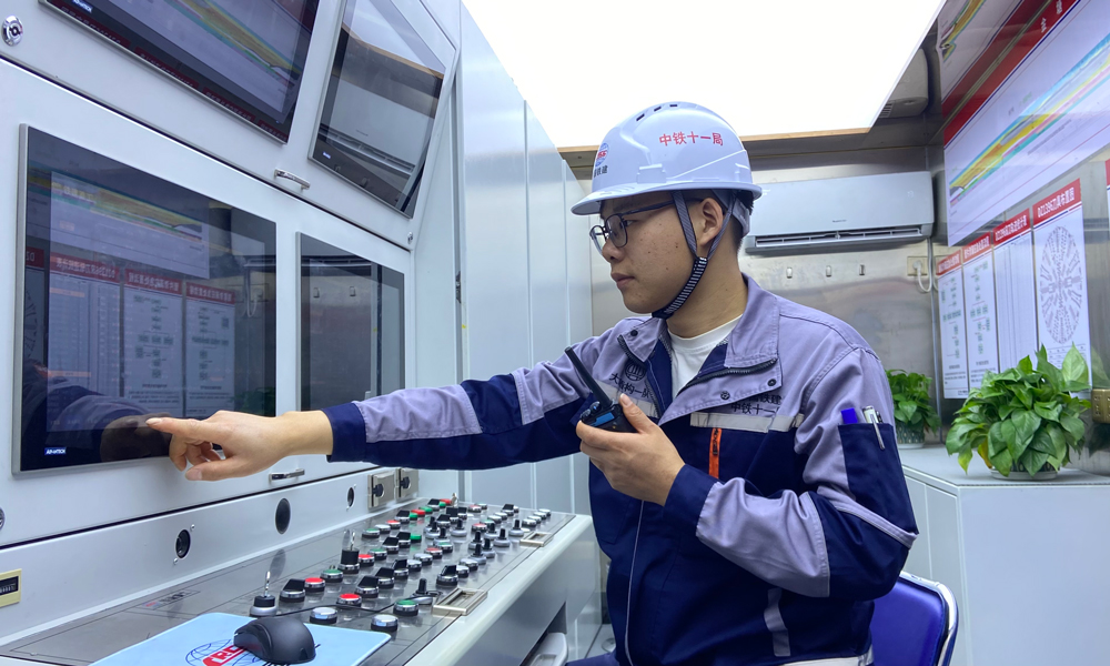 項目團隊對設備進行了針對性設計和優化，采用重型帶壓刀盤，配備超前地質預報和超前加固等專用裝備，總裝達到世界領先水平，做到“軟硬通吃”；同時配備先進的導向系統，確保海底精準對接。盾構機在海底對接后，將借助雙層殼體設計，內部結構拆解運出，外殼留在海底用于支護隧道，就像“金蟬脫殼”。圖為盾構機長在駕駛艙啟動“定海號”盾構機。