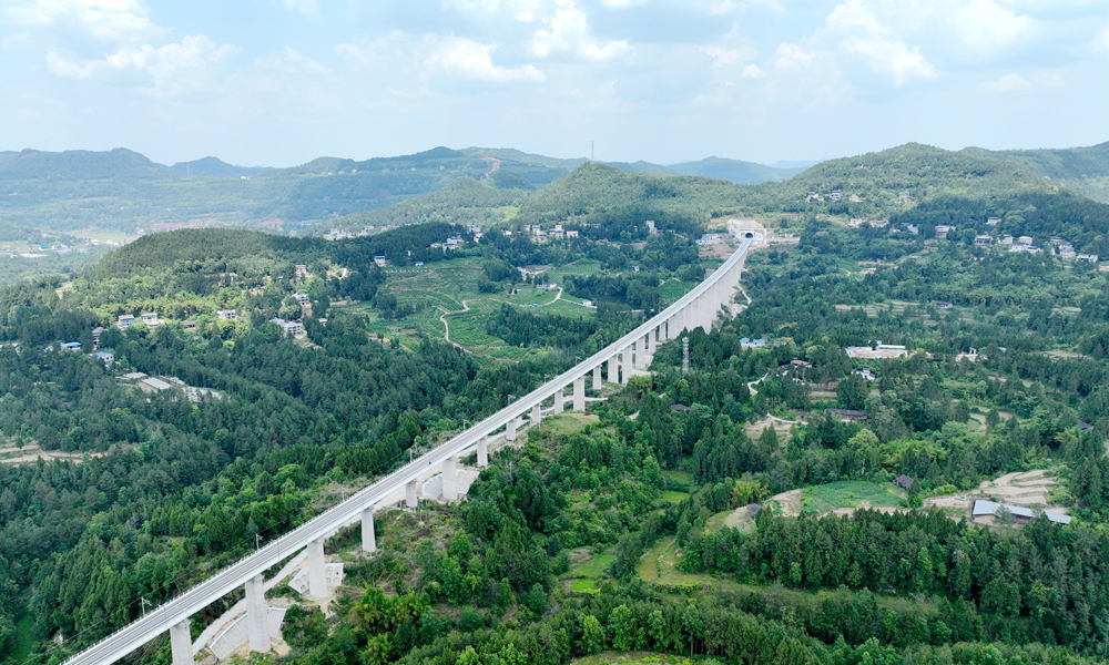 巴南高鐵開通運營后，巴中至南充最短運行時間約35分鐘，至成都最短運行時間約145分鐘，至重慶最短運行時間約105分鐘，對帶動川東北地區融入國家高鐵網，促進川東北區域經濟社會發展有著重要意義。圖為航拍線路貫穿的琳瑯山風景名勝區。