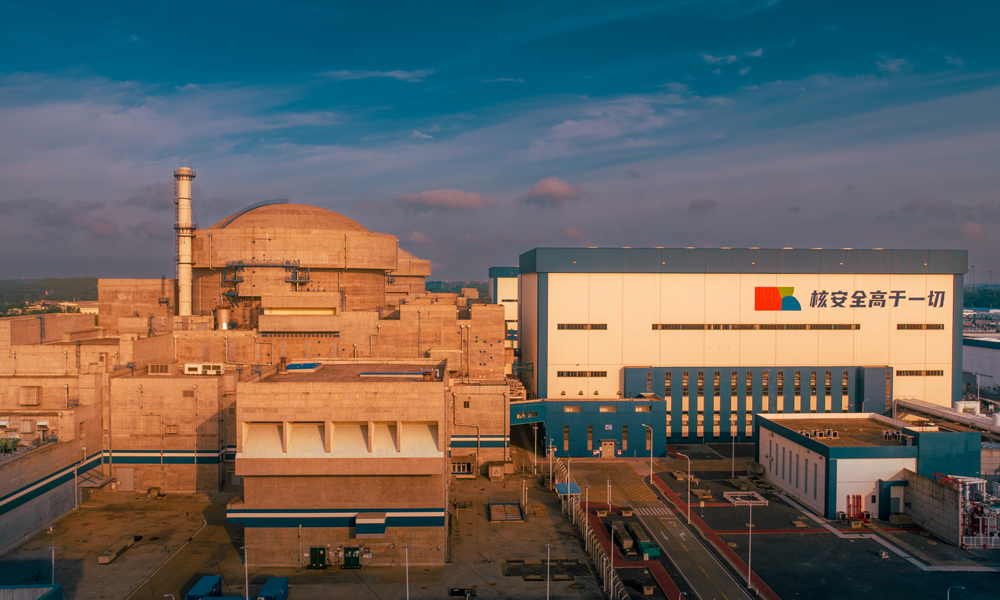 防城港核電站二期工程3、4號機組采用我國自主三代核電技術“華龍一號”。其中，防城港核電站3號機組已于2023年3月25日投產發電，從裝料到商運零非計劃停機停堆，首循能力因子達98.36%，創國內三代堆最優紀錄。