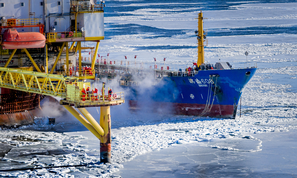 中國海油錦州9-3油田結合冰情，提前做好防凍物資儲備和破冰船調動，兩條破冰船24小時值守并實施破冰作業，減小海冰沖擊對平臺的影響，保障平臺生產平穩運行。