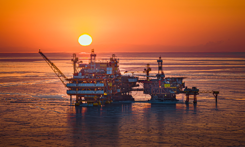 夕陽下的錦州9-3油田。