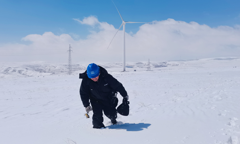 中國節能所屬風電內蒙古公司鄧家梁風電場運維人員開展雪后巡檢工作。