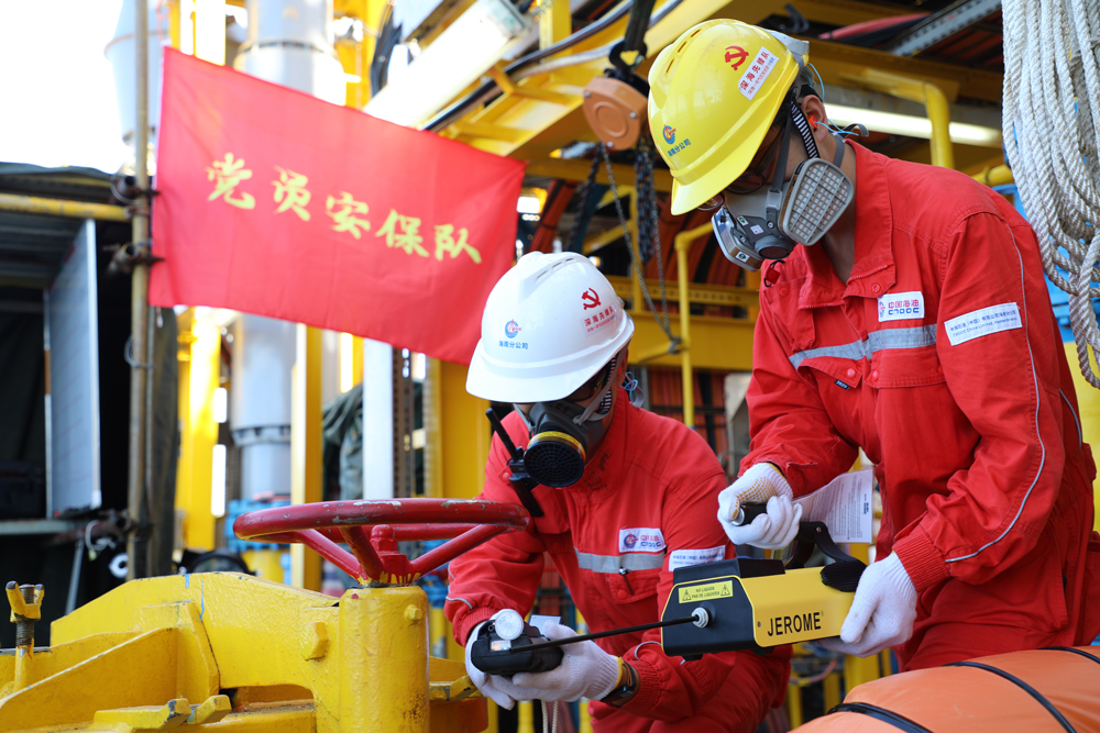 作為全球首座10萬噸級深水半潛式生產儲油平臺，“深海一號”能源站4個立柱內分別布設有單艙容量達5000立方米的凝析油艙，可用于安全儲存深海天然氣開采過程中分離產生的凝析油，是“深海一號”3項世界級創新技術之一。圖為“深海一號”現場作業人員在開艙前對艙內氣體進行檢測，確保具備安全作業條件后再安排人員進艙。周宇 攝