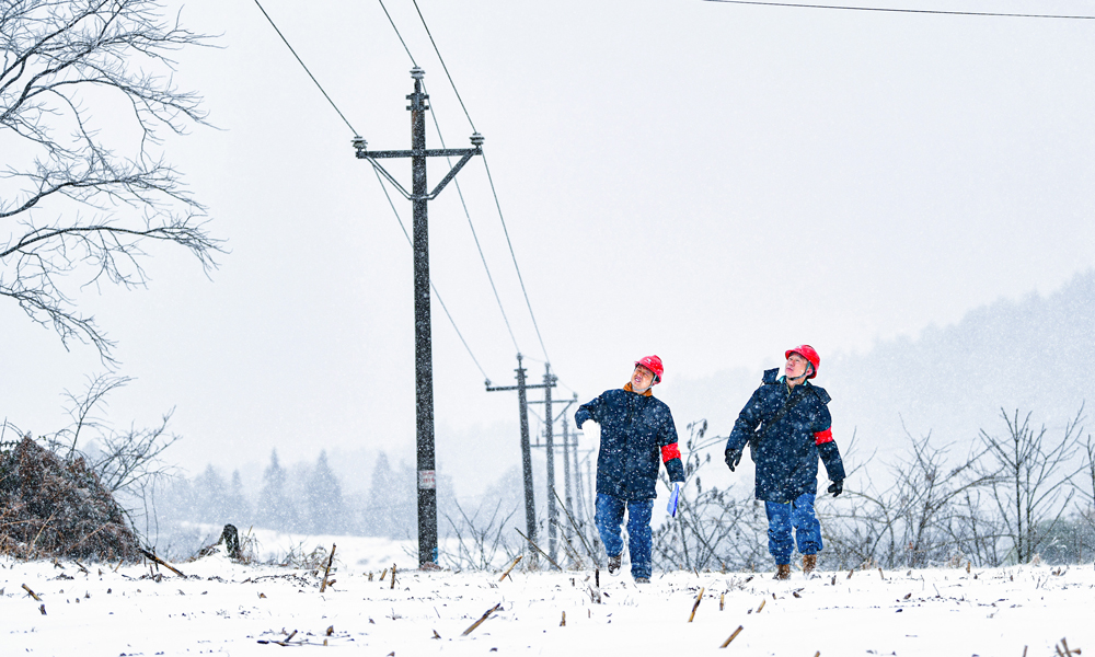 1月22日，南方電網貴州凱里施秉供電局工作人員測量線路設備覆冰情況。