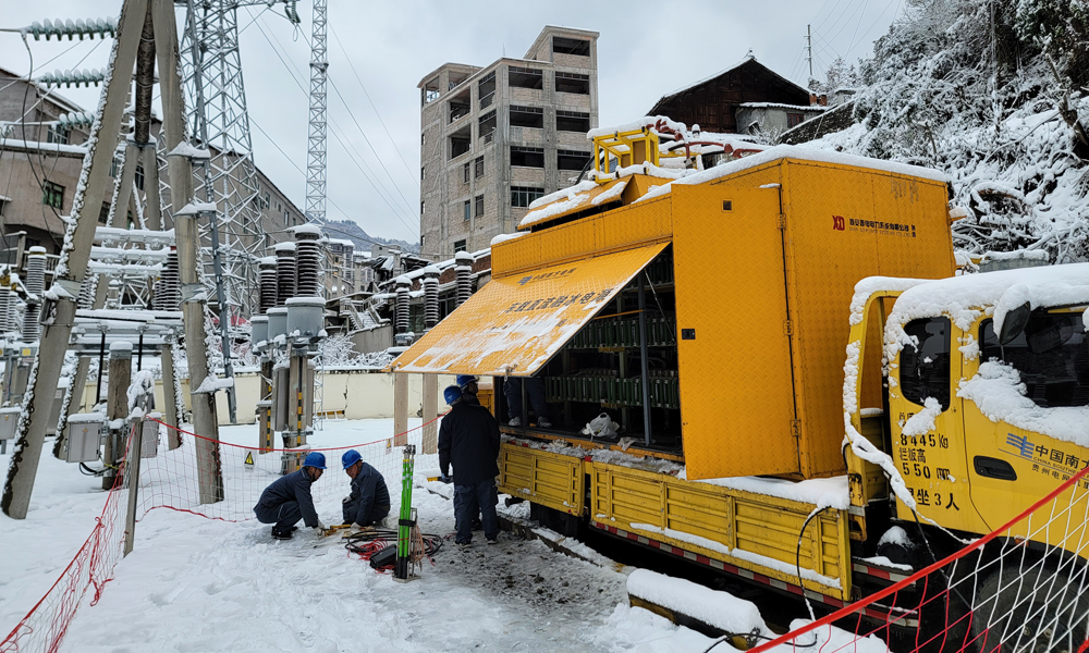 1月22日，南方電網貴州凱里供電局工作人員開展車載直流融冰作業。
