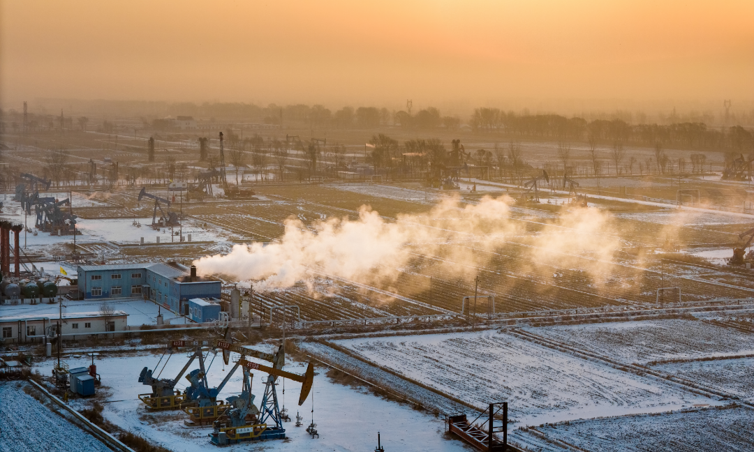 近日，在中國石油遼河油區多個生產現場，2000余萬立方米天然氣從儲氣庫采出并被輸送到千家萬戶，200多噸二氧化碳被注入地下用于采油，8.3萬千瓦時谷電轉化為熱能存儲起來用于生產蒸汽。