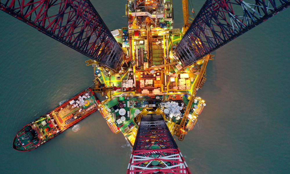 目前，探井項目組正充分利用歲末年初作業窗口，積極協調鉆機資源，壓茬推進井位部署，落實重點技術方案，推動多口重點井、難度井持續上鉆。預計2月中旬探井上鉆井位逐步增加至9到11個，屆時渤海油田大規模勘探將全面鋪開，為保障渤海油田2024年勘探發現開門紅創造充足條件。