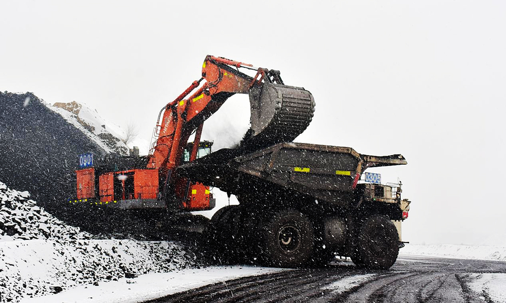 準能集團哈爾烏素露天煤礦在降雪天氣前加大場地存煤，最大限度減少天氣對上煤工作的影響，確保原煤生產的穩定接續。圖為液壓反鏟在降雪天氣為卡車裝煤。