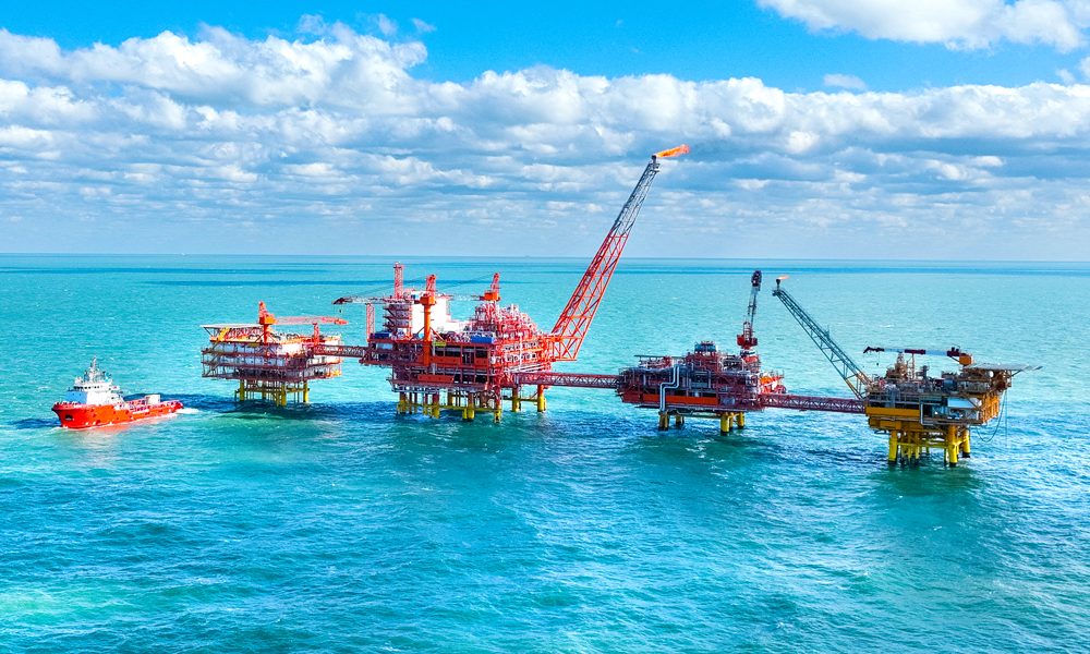 2024年以來，中國海油有限天津渤西作業公司大力推進渤中19-6凝析氣田I期開發項目產能建設，從油藏方案設計、鉆完井作業實施、地面配套工程等多維度發力，不斷克服氣田埋藏深、儲層不均一、滲透性差、地露壓差小等復雜地層環境，持續優化調整井位靶點，確保鉆遇更多優勢裂縫儲層。圖為渤中19-6凝析氣田航拍。