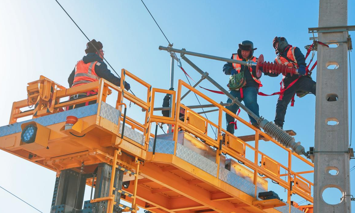 隨著春檢的開始，包神鐵路針對春季氣溫回暖伴有大風揚沙天氣，對到限腕臂進行了全面檢查和更換，確保鐵路設備運行安全穩定。圖為包神鐵路東勝站區供電工區工作人員更換腕臂。