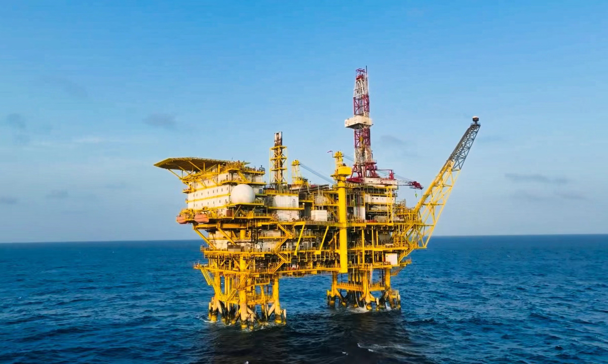 文昌油田群現已形成“風電+氣電+智慧電網”的一體化供電新模式，為探索油氣勘探開發與新能源融合發展提供了新路徑。圖為文昌13-6油田在“海油觀瀾號”發出的綠電下正常運行。