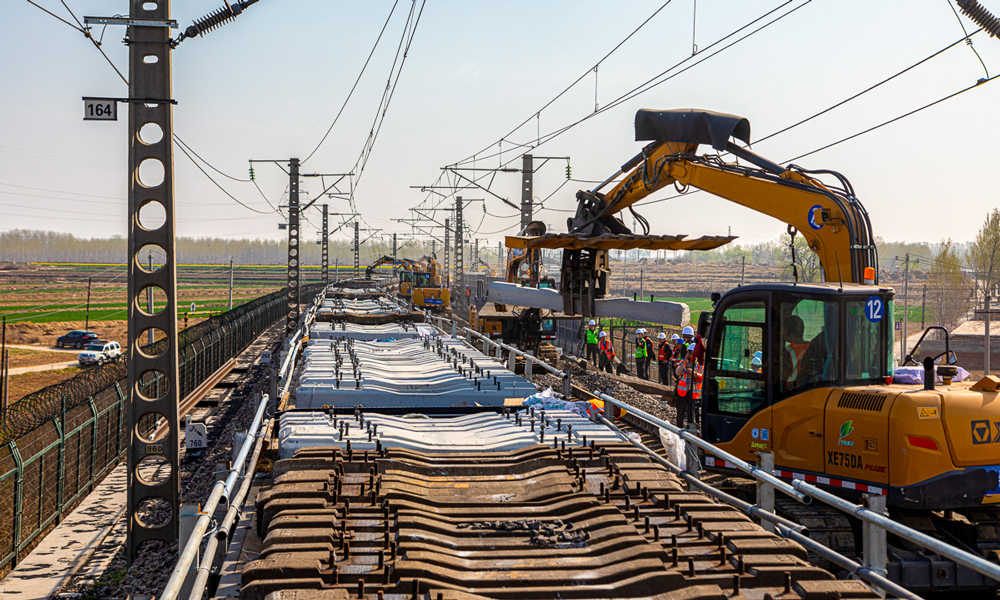 圖為3月底，朔黃鐵路三汲至靈壽站區間機械換枕現場。隨著朔黃鐵路天窗正點銷記開通，該公司三汲至靈壽站區間下行線大修機械換枕施工啟動。該公司積極踐行“少人則安，無人則安”“機械化減人、智慧化換人”理念，形成了重載鐵路換枕“卸換收”機械一體化最優作業模式，提升了天窗利用率和換枕效率。