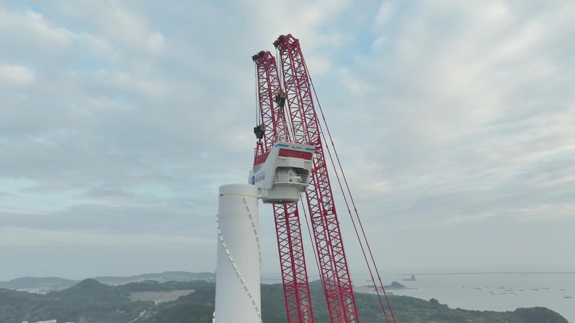 廣東首個風電臨海試驗基地試驗風機吊裝。潘軍 許鴻斌 攝.png 廣東首個風電臨海試驗基地試驗風機吊裝。潘軍 許鴻斌 攝.png