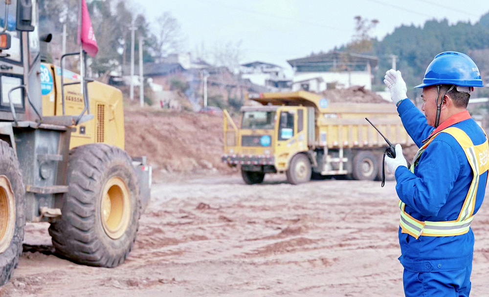 在川渝特高壓交流工程成都東1000千伏變電站新建工程四通一平施工現場，國網四川送變電公司員工正在組織運輸車有序進場，開展土石方工程機械化施工。_副本.jpg
