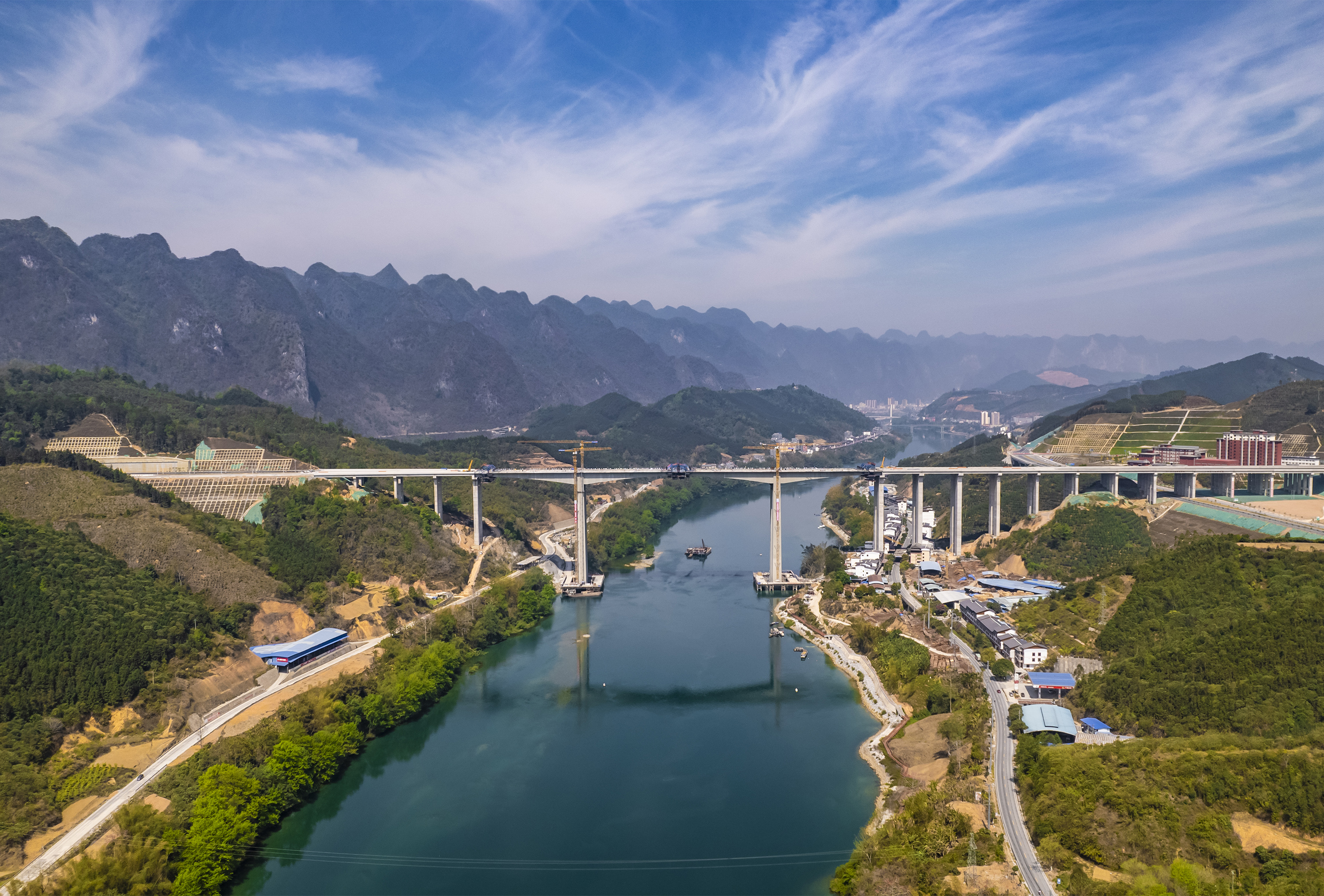 天巴路紅水河特大橋大橋順利合龍 (2).jpg