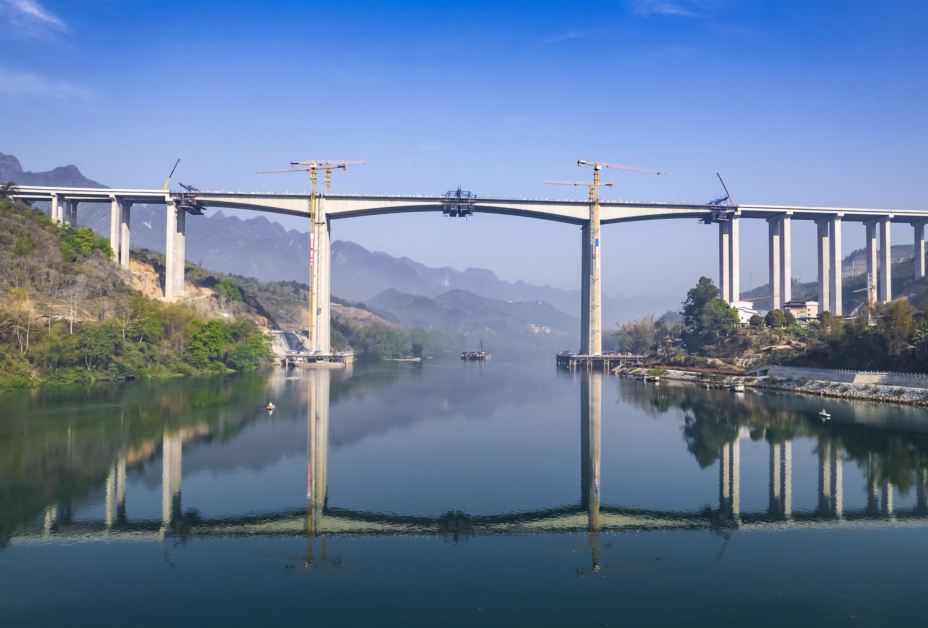 天巴路紅水河特大橋大橋順利合龍 (1).jpg