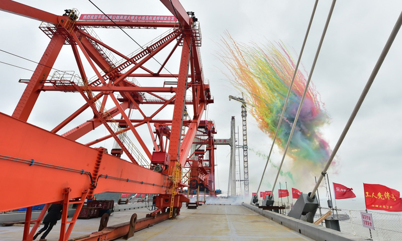 平潭海峽公鐵兩用大橋由中鐵大橋院設計、中鐵大橋局承建，全長16.34公里，共設有元洪航道、鼓嶼門水道和大小練島水道等三座雙塔斜拉主航道橋。圖為平潭海峽公鐵兩用大橋大小練島水道橋鋼桁梁合龍儀式。（新華社記者 林善傳 攝）