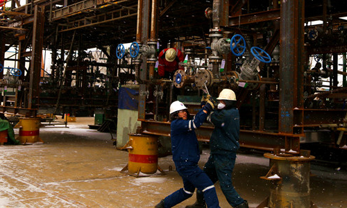 2月12日，海洋石油工程股份有限公司塘沽建造場地銀裝素裹。飛雪嚴寒阻擋不住一線施工人員奮戰的步伐，鋼樁接長、立柱吊裝等各項工作有條不紊。