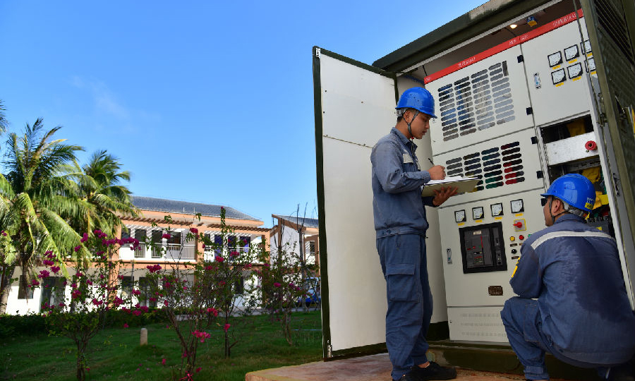 圖為近日，在海南省三沙市永興島，南方電網海南三沙供電局員工檢查箱式變電站，確保兩會期間安全穩定供電。（劉昌 攝）
