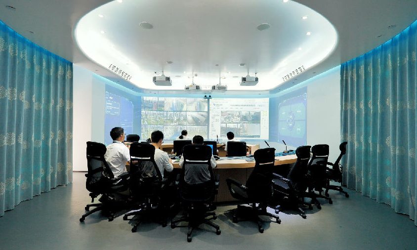 南方電網廣東電網公司構建省地兩級聯動生產監控指揮中心，高效智能守護用電安全。圖為近日，工作人員在生產監控指揮中心監控現場作業工作，確保兩會期間安全穩定供電。（譚茂茜 攝）